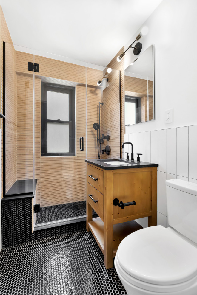 На фото: главная ванная комната среднего размера в стиле неоклассика (современная классика) с плоскими фасадами, коричневыми фасадами, открытым душем, унитазом-моноблоком, бежевой плиткой, керамогранитной плиткой, разноцветными стенами, полом из галечной плитки, накладной раковиной, мраморной столешницей, черным полом, душем с распашными дверями, черной столешницей, тумбой под одну раковину и напольной тумбой