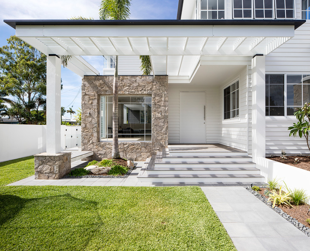 Design ideas for a tropical home design in Sunshine Coast.