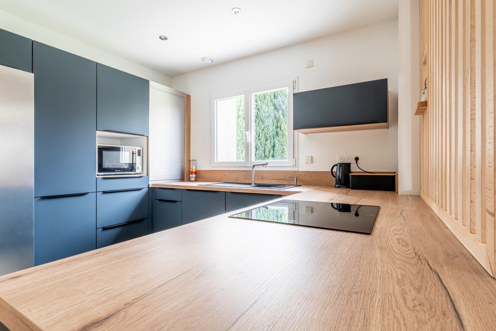 Inspiration för ett mellanstort funkis kök, med blå skåp, laminatbänkskiva och en köksö