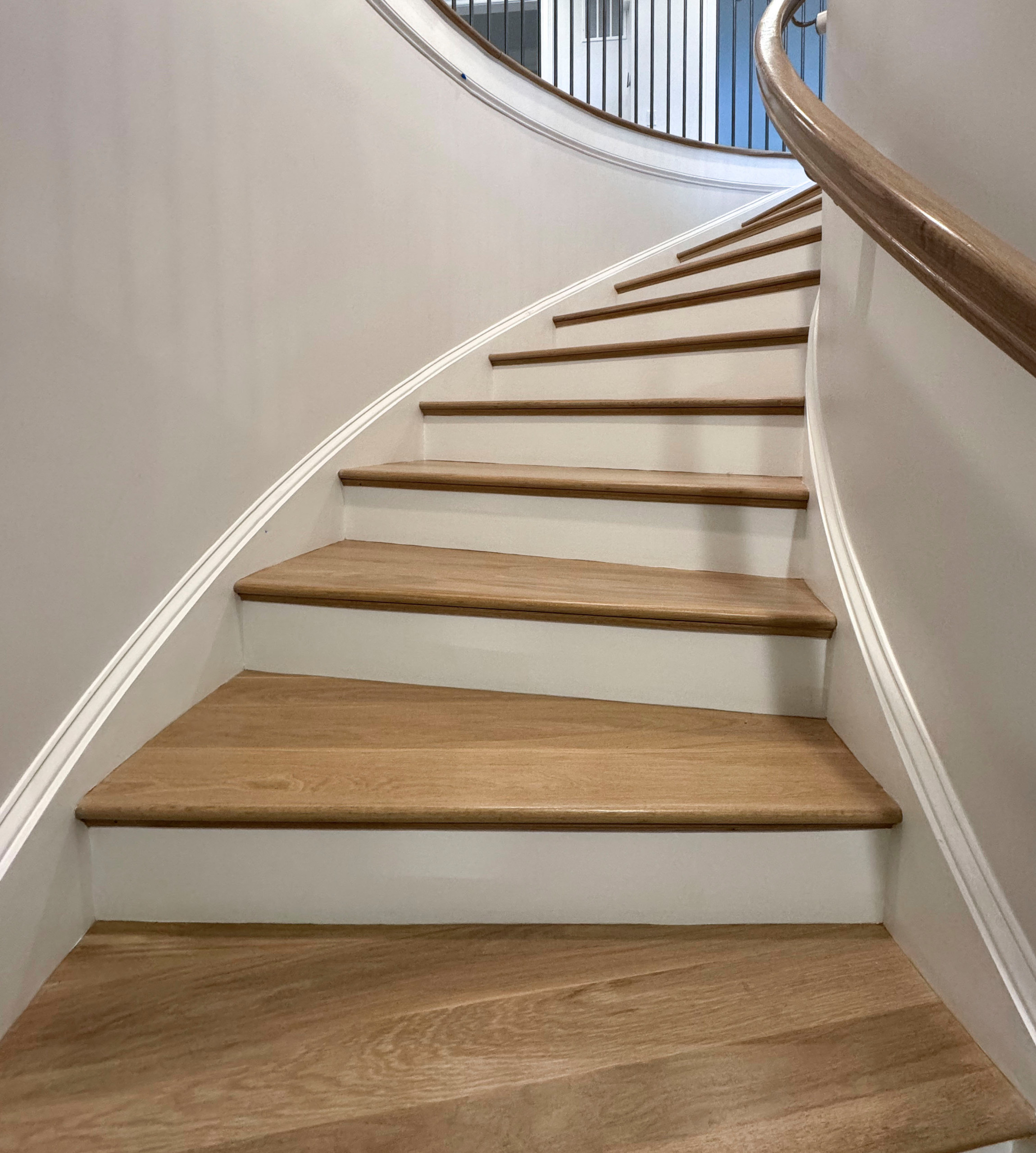 116_Elegant & Eye-catching Curved Staircase, Leesburg VA 20175