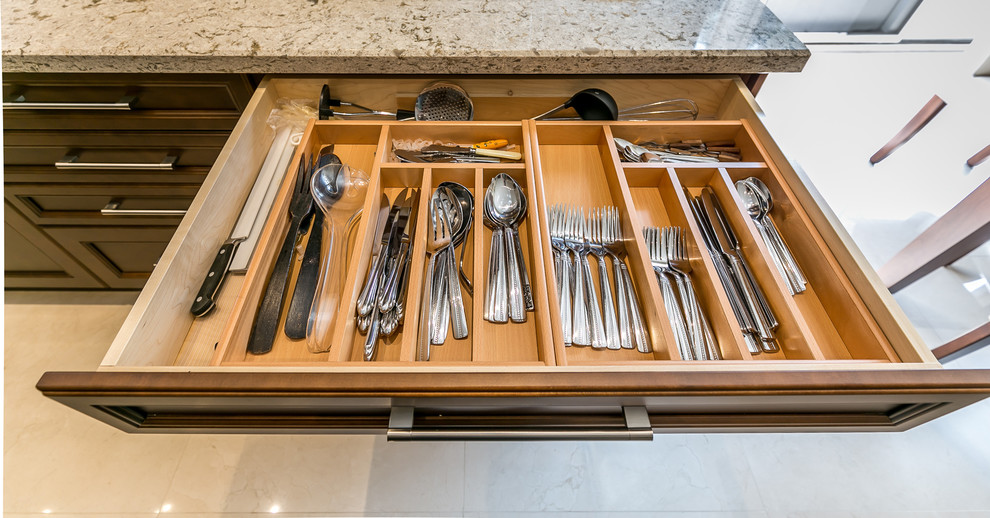 Kitchen - transitional kitchen idea in Toronto