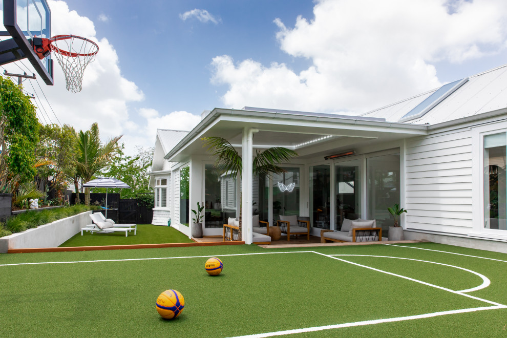 Mittelgroßer Moderner Garten hinter dem Haus mit Sportplatz und direkter Sonneneinstrahlung in Auckland