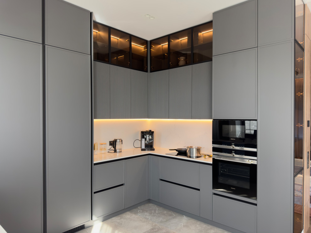 Кухня с кладовой в загородном доме