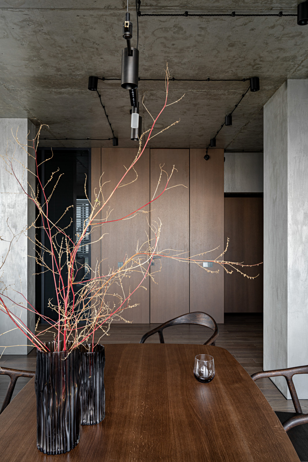 Бетонная квартира с ванной у окна