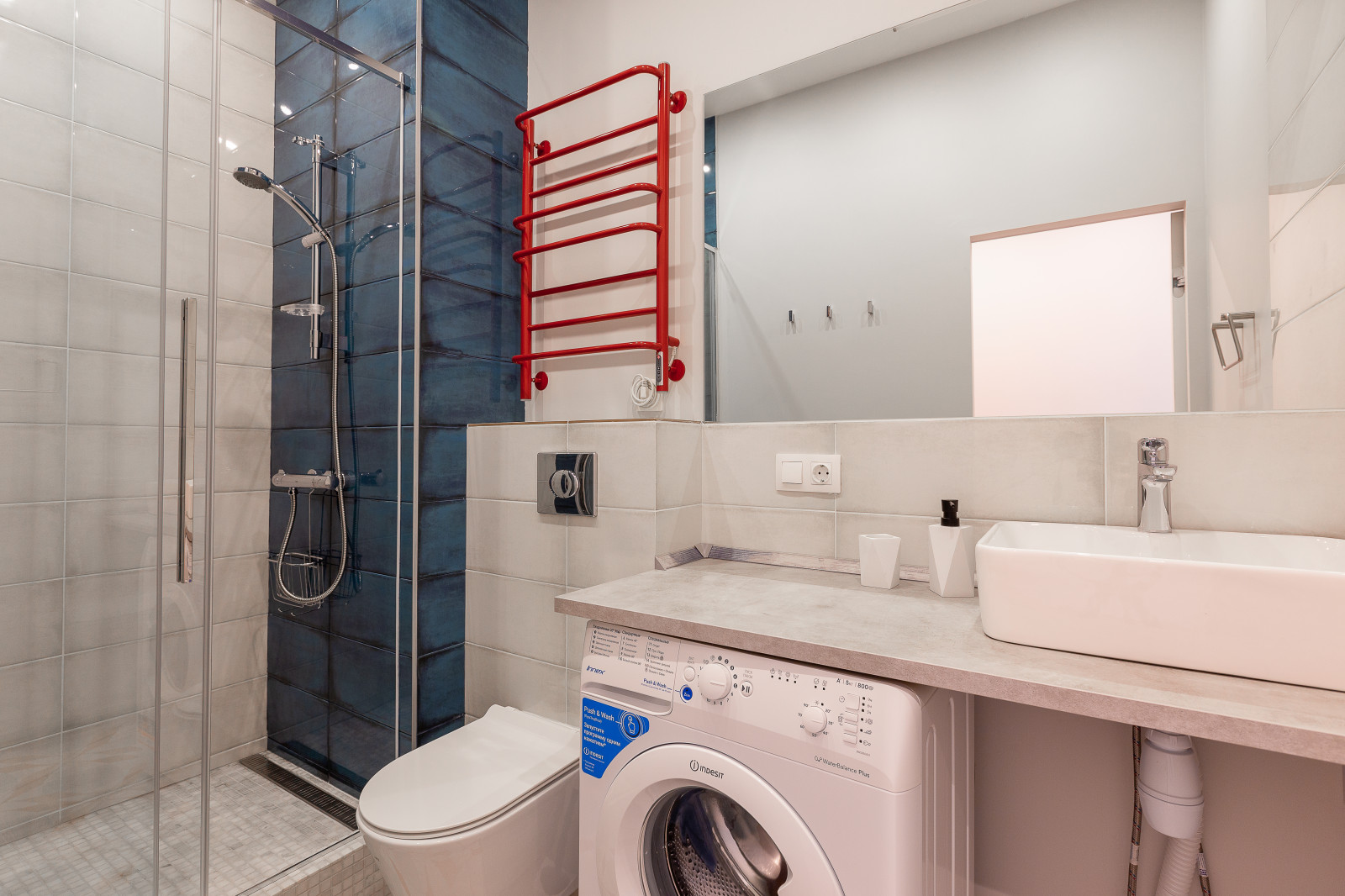 Студия с красными акцентами