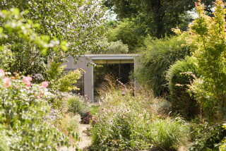 Contemporary Backyard Cottage in a Soft, Naturalistic Garden (15 photos)