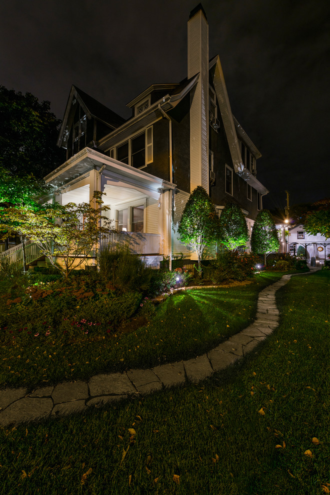 Design ideas for a traditional landscaping in Chicago.