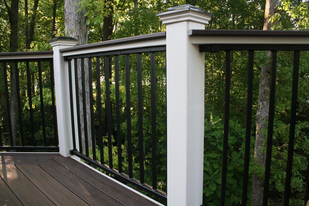 Design ideas for an expansive traditional backyard deck in Atlanta with a pergola.