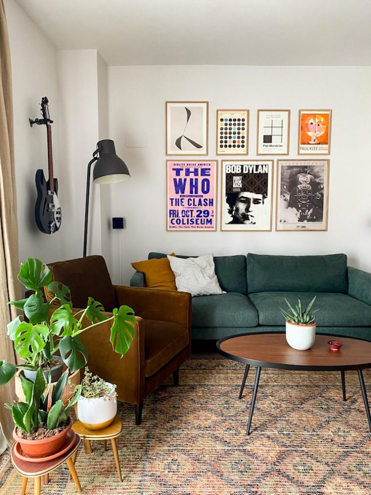 На фото: изолированная гостиная комната среднего размера в стиле ретро с музыкальной комнатой и полом из керамической плитки