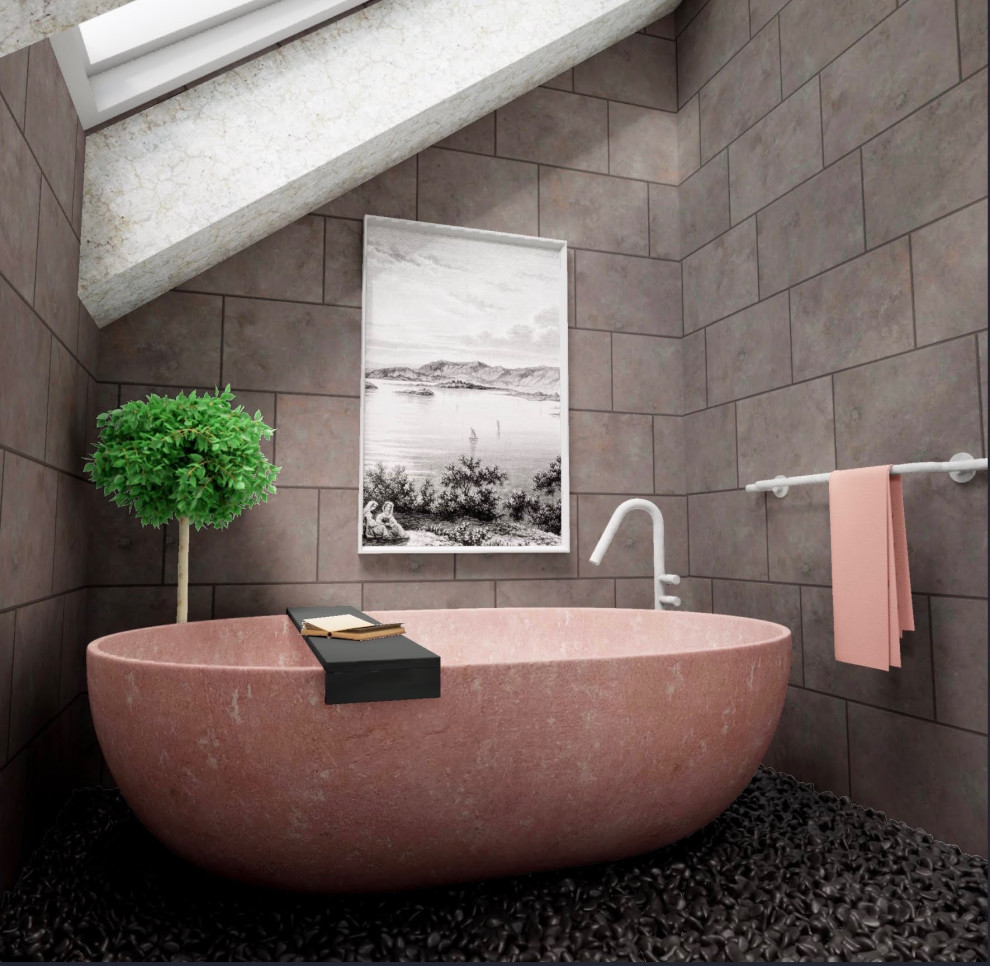 Foto di una piccola stanza da bagno padronale minimalista con vasca freestanding, piastrelle marroni, piastrelle in pietra, pavimento con piastrelle di ciottoli, pavimento nero e soffitto a volta