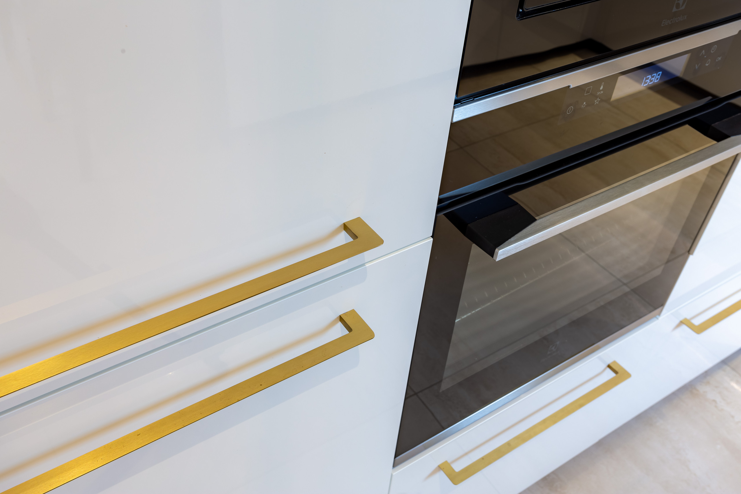 Création d'une cuisine chic et lumineuse dans une maison moderne