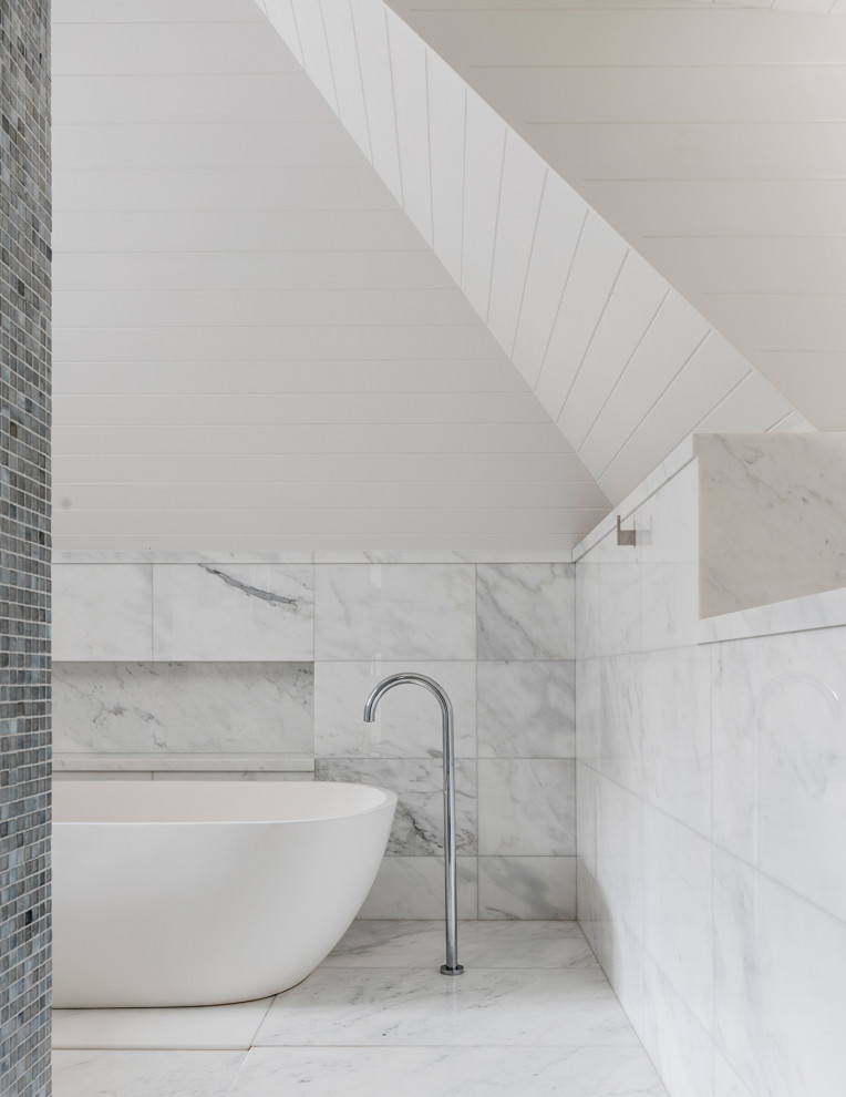 Modernes Badezimmer mit freistehender Badewanne, weißen Fliesen und weißer Wandfarbe in Sydney