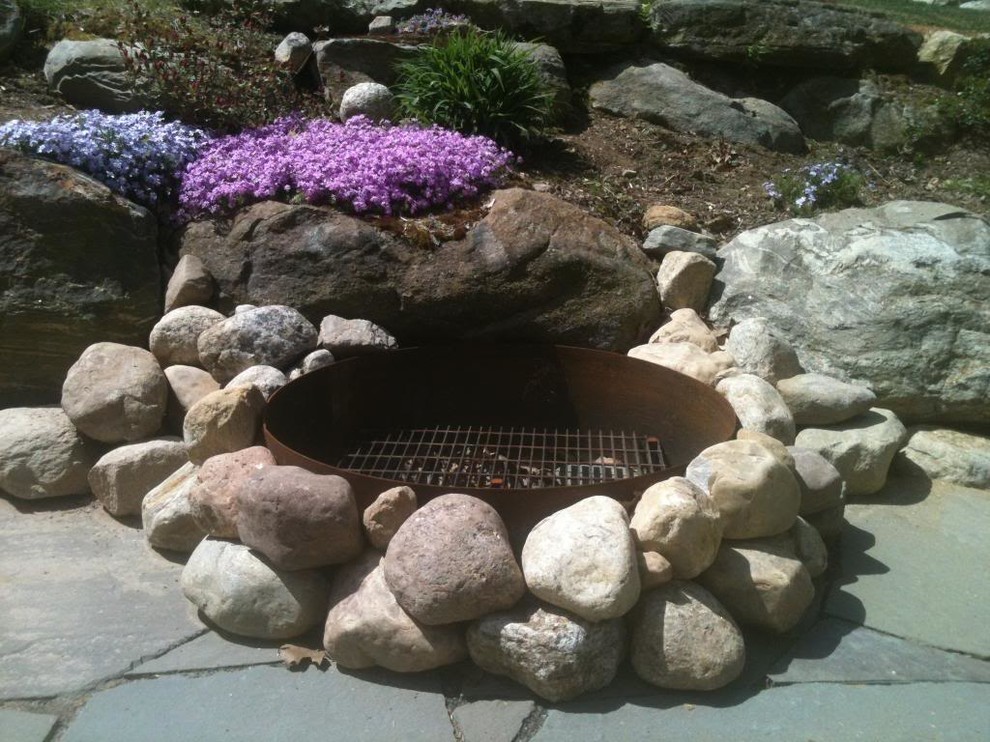 Inspiration for a traditional garden in New York with a fire feature and natural stone pavers.