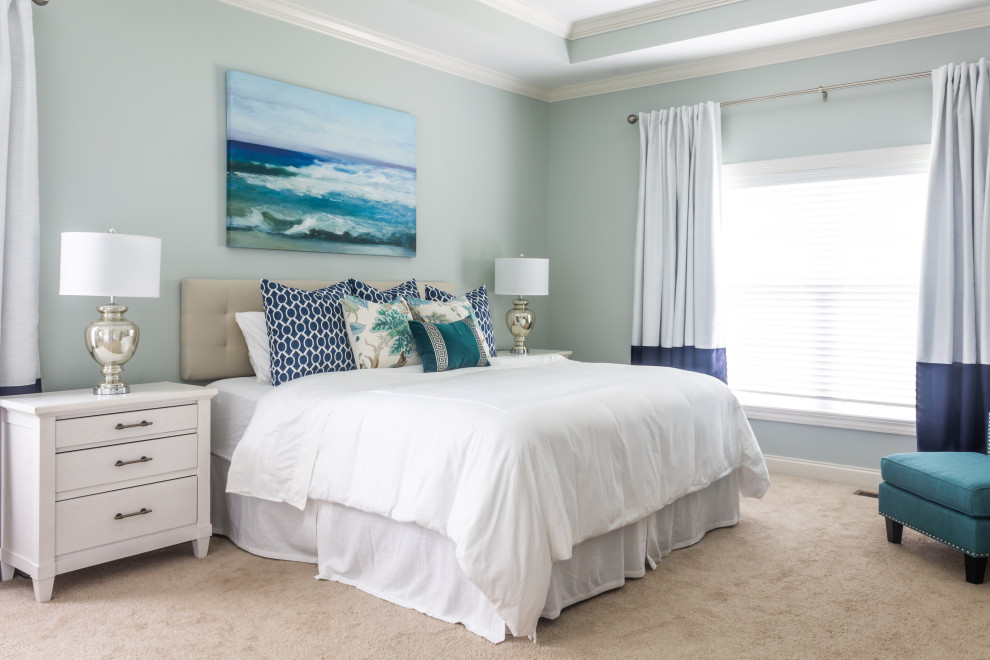 Идея дизайна: хозяйская спальня среднего размера в морском стиле с зелеными стенами, ковровым покрытием и зеленым полом