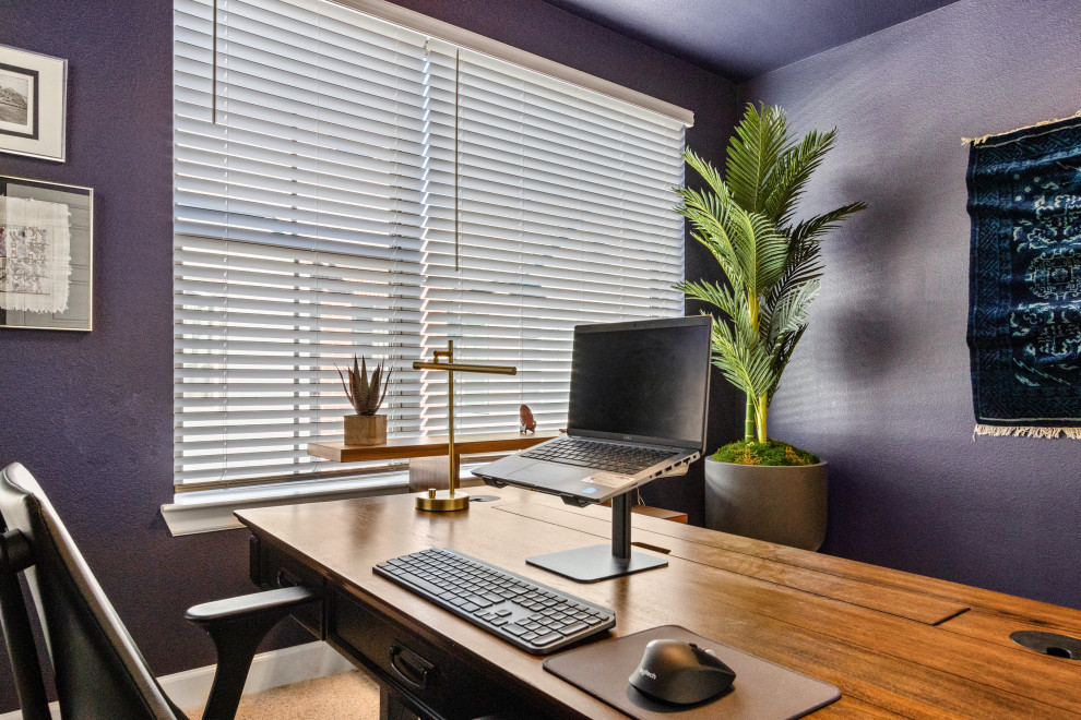 Inspiration för mellanstora moderna arbetsrum, med blå väggar och ett fristående skrivbord