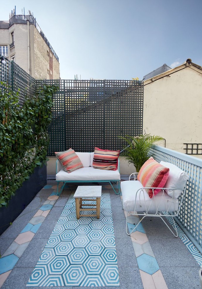 Inspiration for a mid-sized eclectic backyard patio in Paris with a vegetable garden, no cover and concrete pavers.