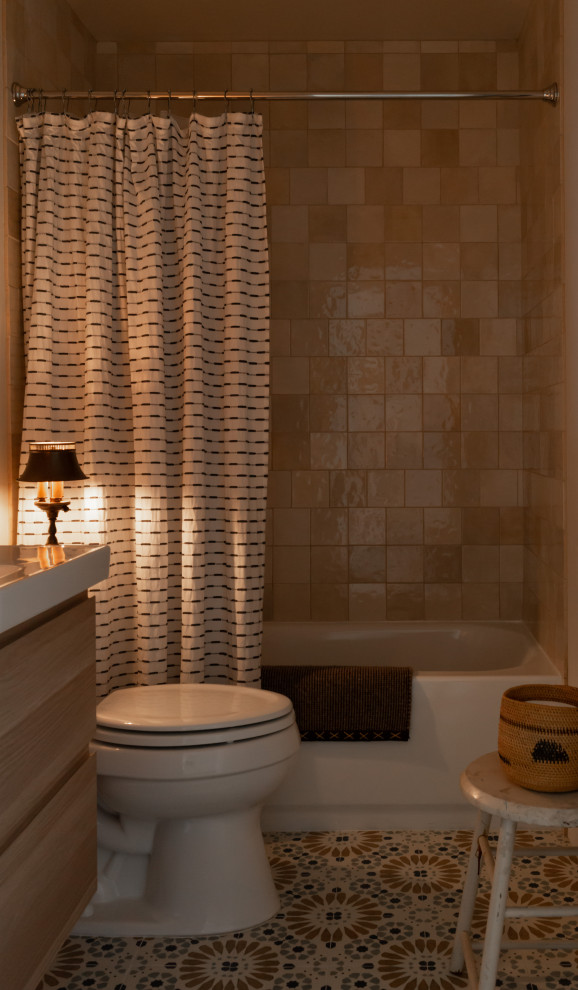 На фото: ванная комната в скандинавском стиле с плоскими фасадами, светлыми деревянными фасадами, накладной ванной, бежевой плиткой, полом из керамогранита, белой столешницей, тумбой под одну раковину и подвесной тумбой с