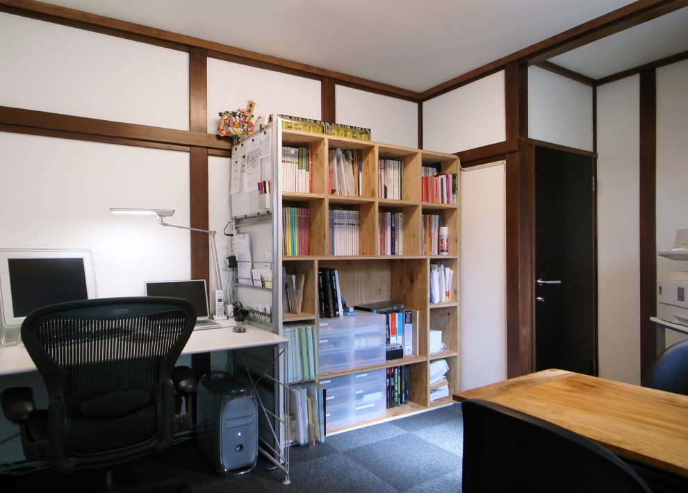 На фото: кабинет в скандинавском стиле с белыми стенами, ковровым покрытием, отдельно стоящим рабочим столом, серым полом, потолком с обоями и обоями на стенах без камина с