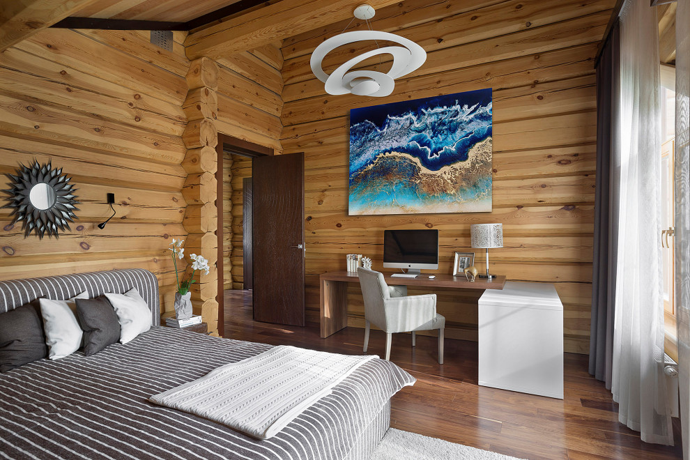 Пример оригинального дизайна: хозяйская спальня с бежевыми стенами, коричневым полом, деревянным потолком и деревянными стенами