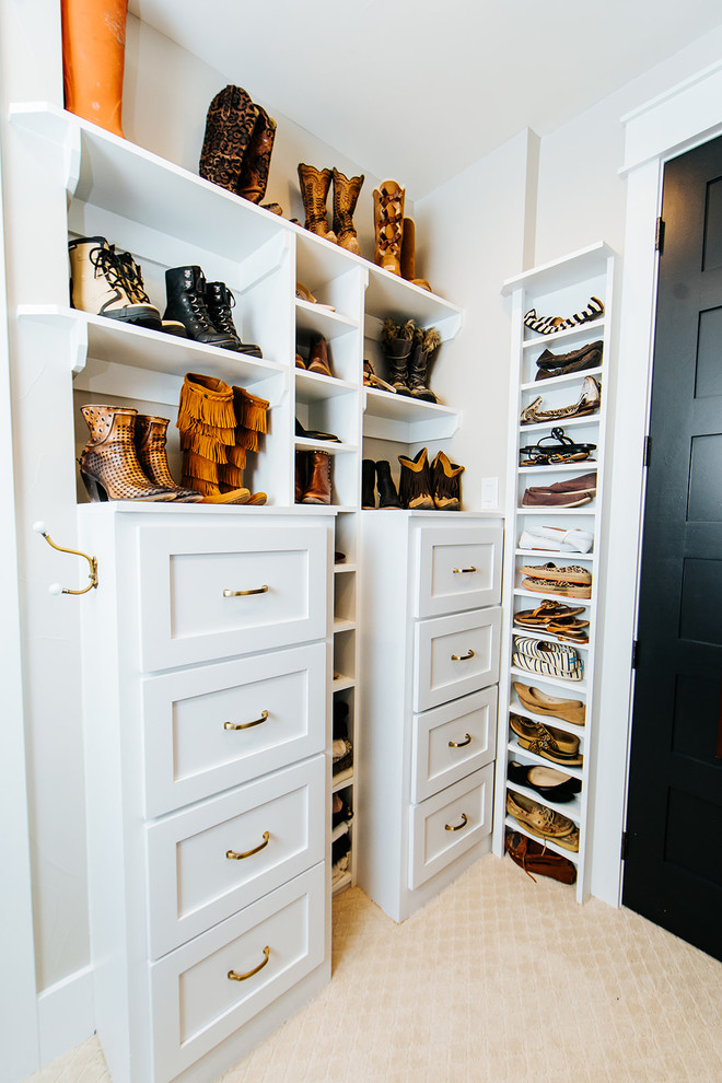 Inspiration för ett lantligt walk-in-closet för kvinnor, med skåp i shakerstil, vita skåp, heltäckningsmatta och vitt golv