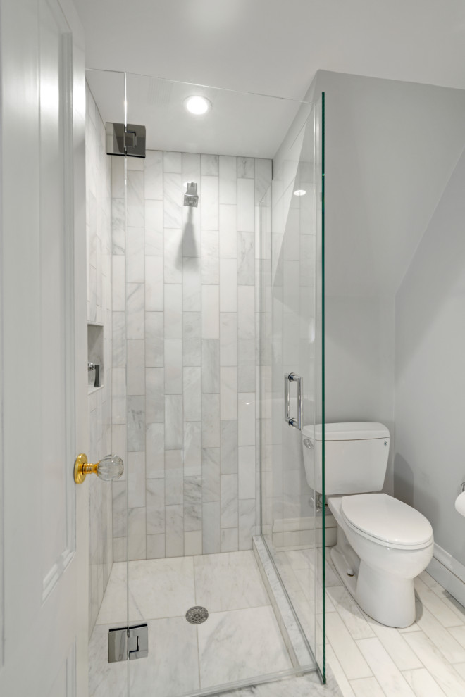 Exempel på ett litet lantligt grå grått badrum, med vita skåp, en hörndusch, en toalettstol med separat cisternkåpa, grå kakel, marmorkakel, grå väggar, marmorgolv, ett undermonterad handfat, marmorbänkskiva, grått golv och dusch med gångjärnsdörr