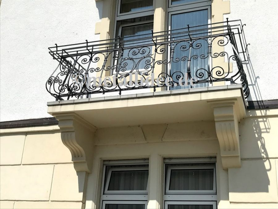 Exemple d'un balcon chic de taille moyenne et d'appartement avec un garde-corps en métal.