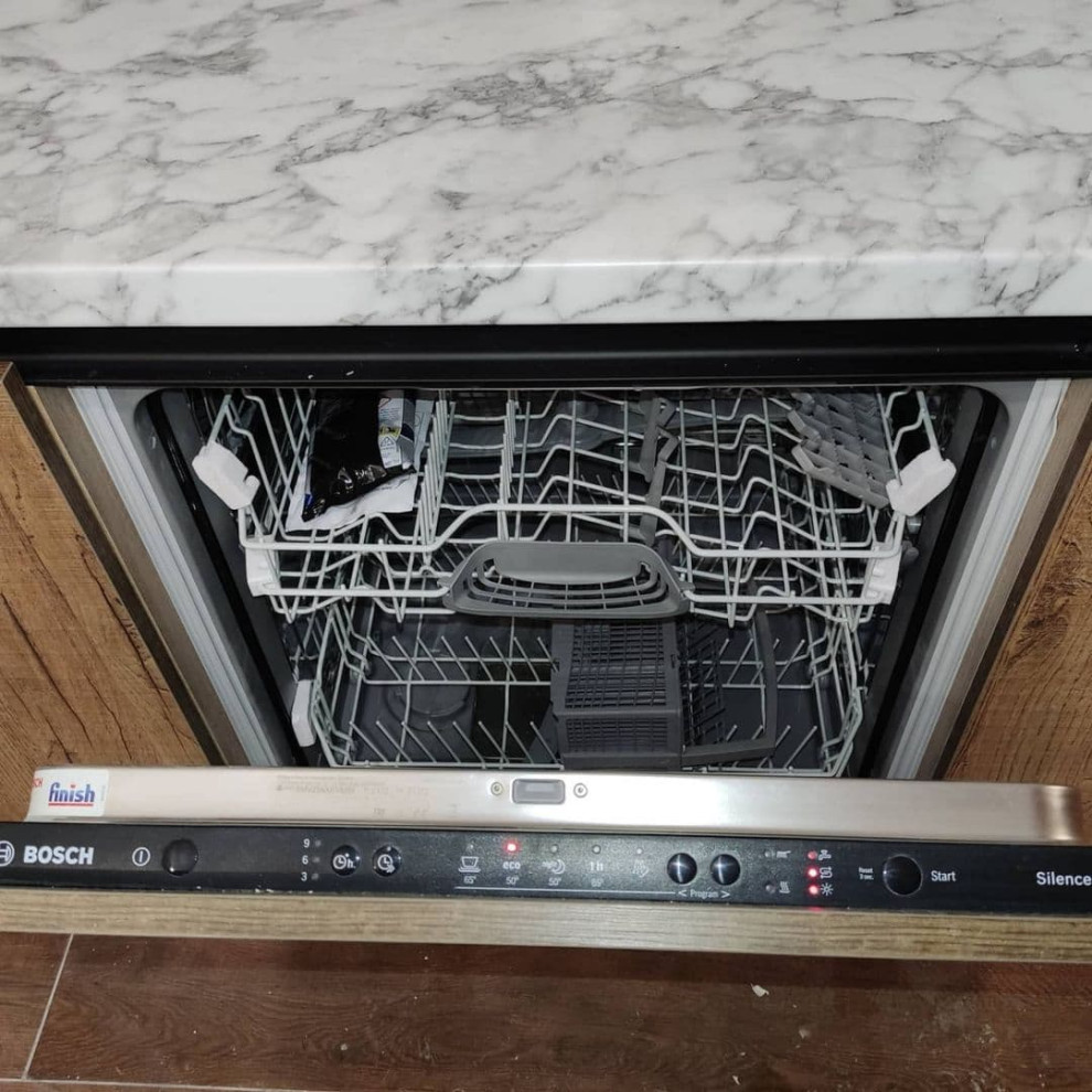 Угловая кухня в черном и коричневом цвете с витриной и подсветкой