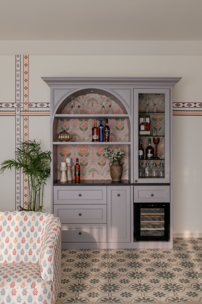Design ideas for a transitional home bar in Mumbai.