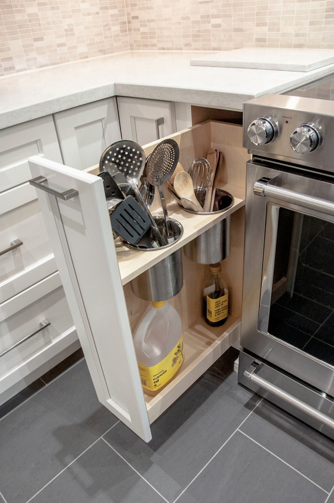 Kitchen - transitional kitchen idea in Toronto
