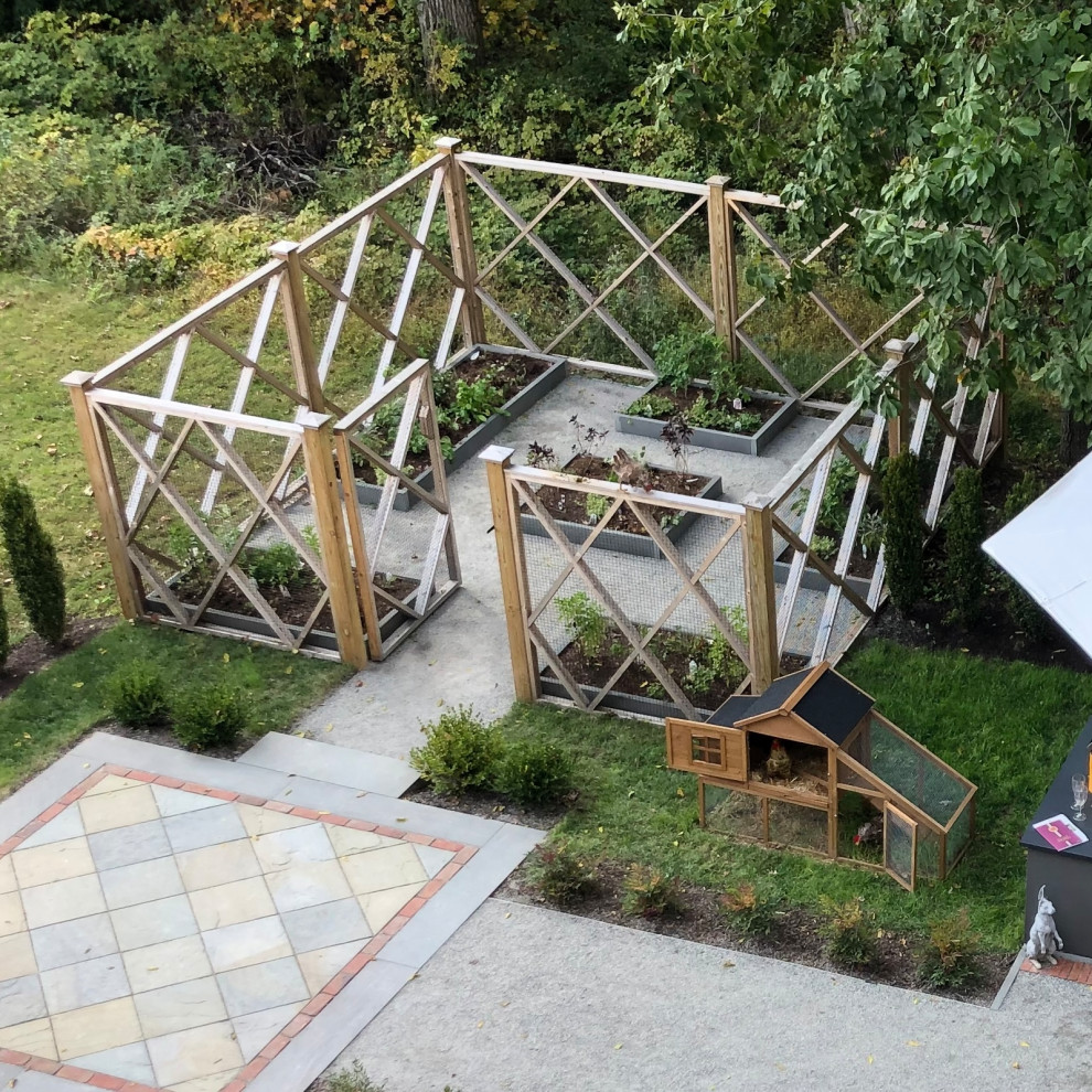 Geometrischer, Großer, Halbschattiger Stilmix Kiesgarten hinter dem Haus in New York