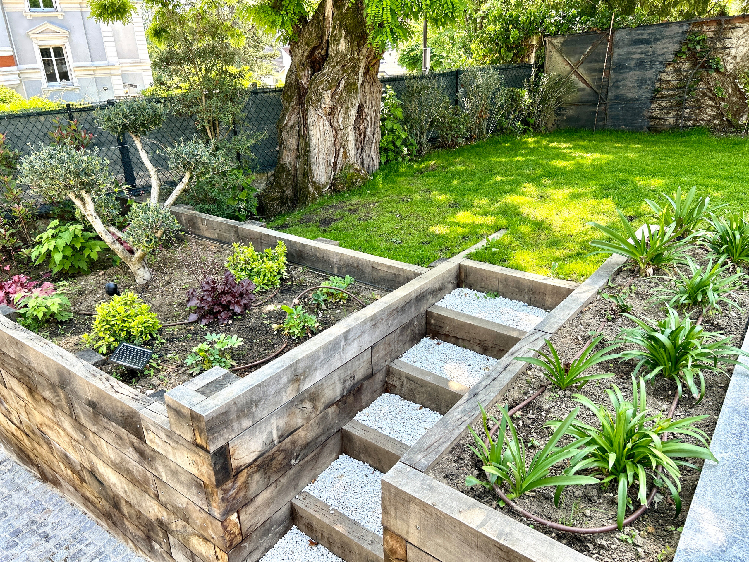 Jardin contemporain en pente