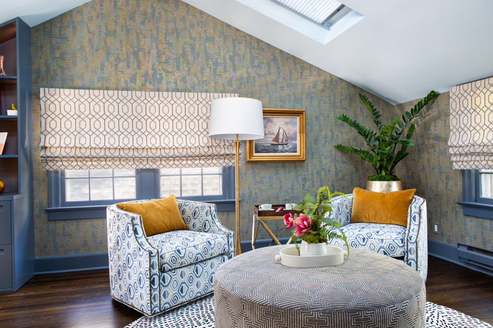 На фото: кабинет среднего размера в стиле неоклассика (современная классика) с синими стенами, паркетным полом среднего тона, встроенным рабочим столом, коричневым полом, сводчатым потолком и обоями на стенах с