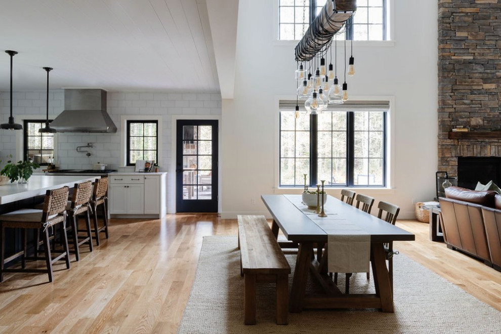 Immagine di una sala da pranzo contemporanea chiusa e di medie dimensioni con pavimento in legno massello medio e nessun camino