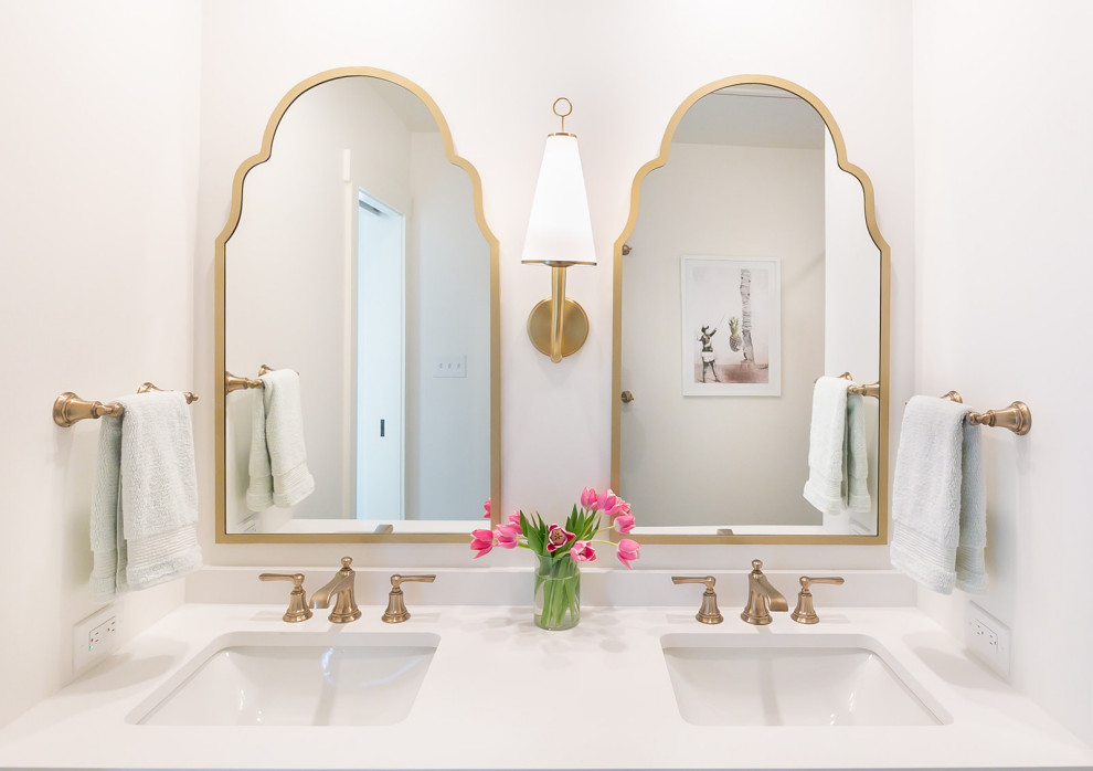 Пример оригинального дизайна: детская ванная комната среднего размера в стиле неоклассика (современная классика) с зелеными фасадами, ванной в нише, душем над ванной, раздельным унитазом, белой плиткой, белыми стенами, мраморным полом, накладной раковиной, столешницей из искусственного кварца, белым полом, шторкой для ванной, белой столешницей, нишей, тумбой под две раковины и встроенной тумбой