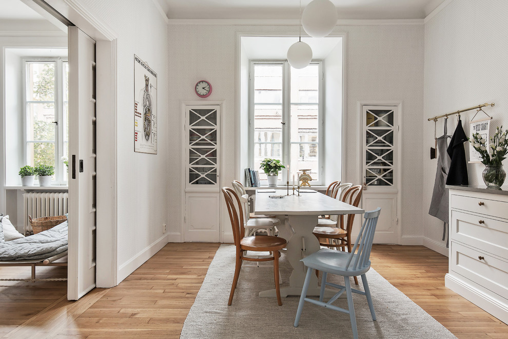 Inspiration for a transitional dining room in Stockholm.