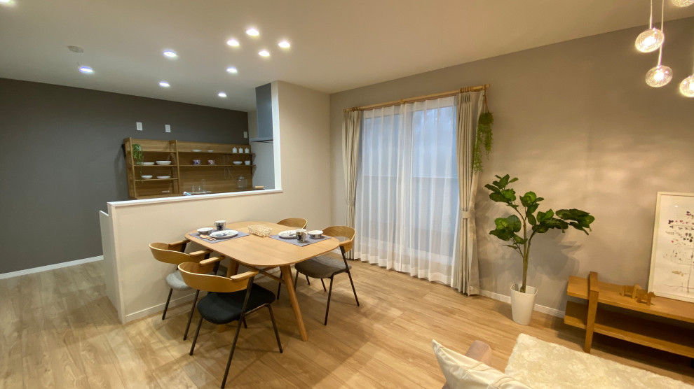 他の地域にある小さな北欧スタイルのおしゃれなLDK (白い壁、暖炉なし、ベージュの床) の写真