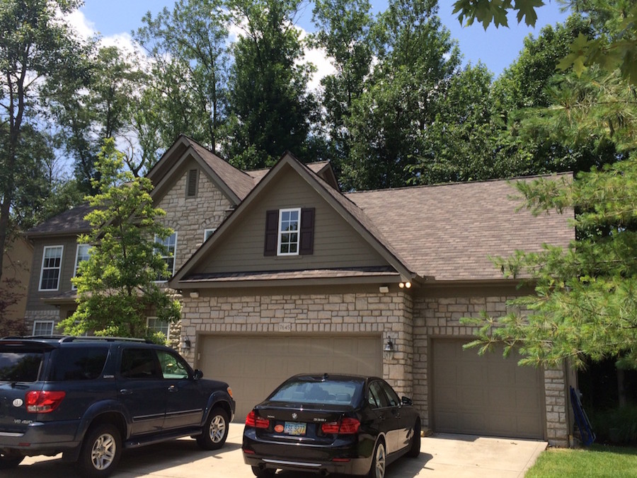 This is an example of a large transitional garage in Columbus.