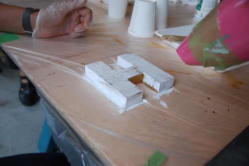 簡単DIY：家具修理のプロに習う、クラック塗料を使ったヴィンテージ風