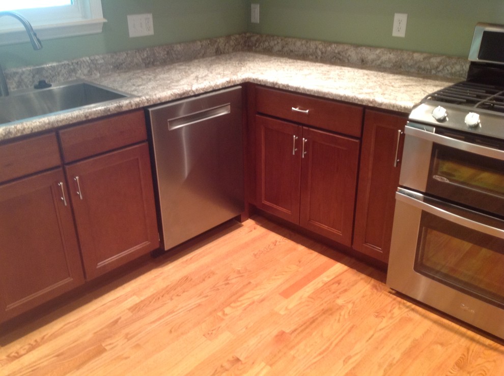 Kitchen - transitional kitchen idea in St Louis