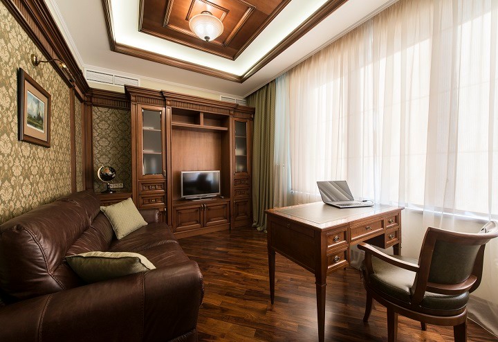 Design ideas for a transitional home office in Moscow.