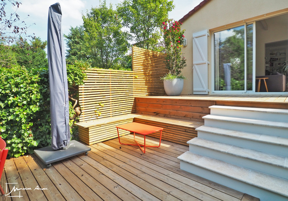 Design ideas for a contemporary patio in Paris with decking.