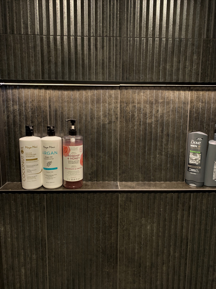 Свежая идея для дизайна: ванная комната среднего размера в современном стиле с плоскими фасадами, черными фасадами, душем в нише, черной плиткой, керамогранитной плиткой, серыми стенами, накладной раковиной, столешницей из искусственного кварца, серым полом, открытым душем, разноцветной столешницей, нишей, тумбой под одну раковину и напольной тумбой - отличное фото интерьера