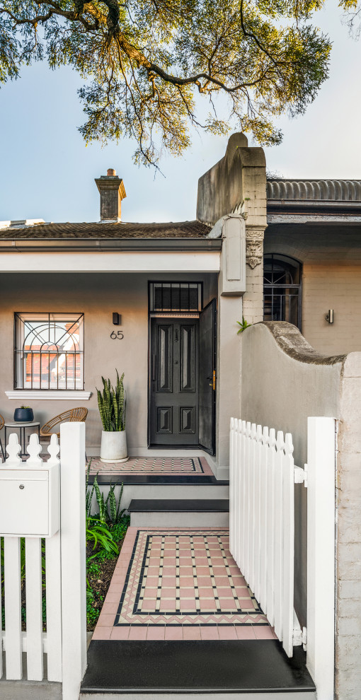 Kleines, Einstöckiges Klassisches Einfamilienhaus mit Backsteinfassade, grauer Fassadenfarbe, Satteldach, Ziegeldach und braunem Dach in Sydney
