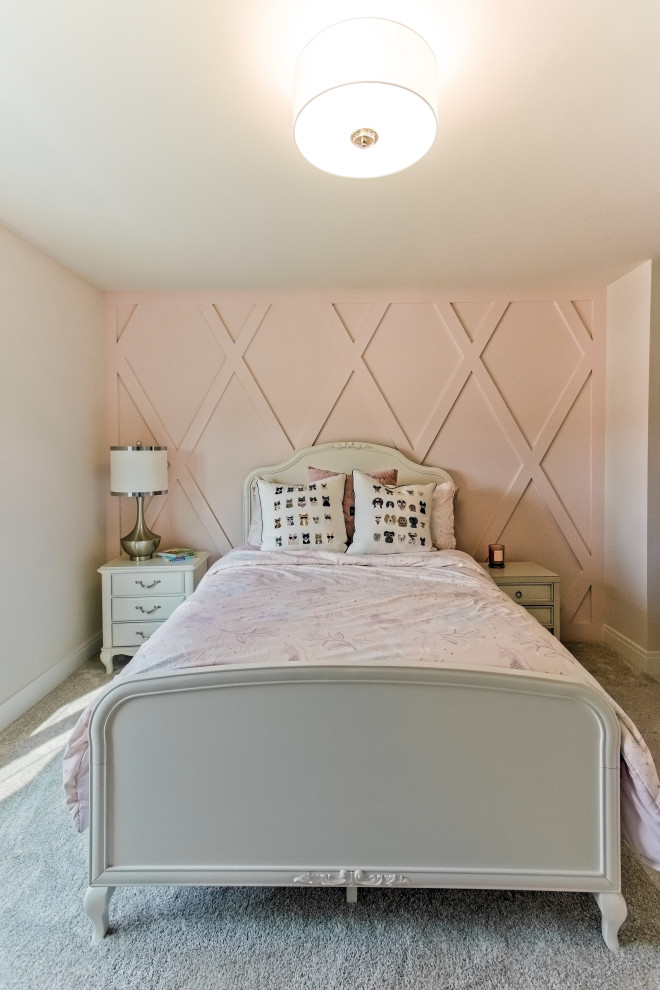 Foto de dormitorio infantil contemporáneo con paredes rosas, moqueta, suelo gris y boiserie