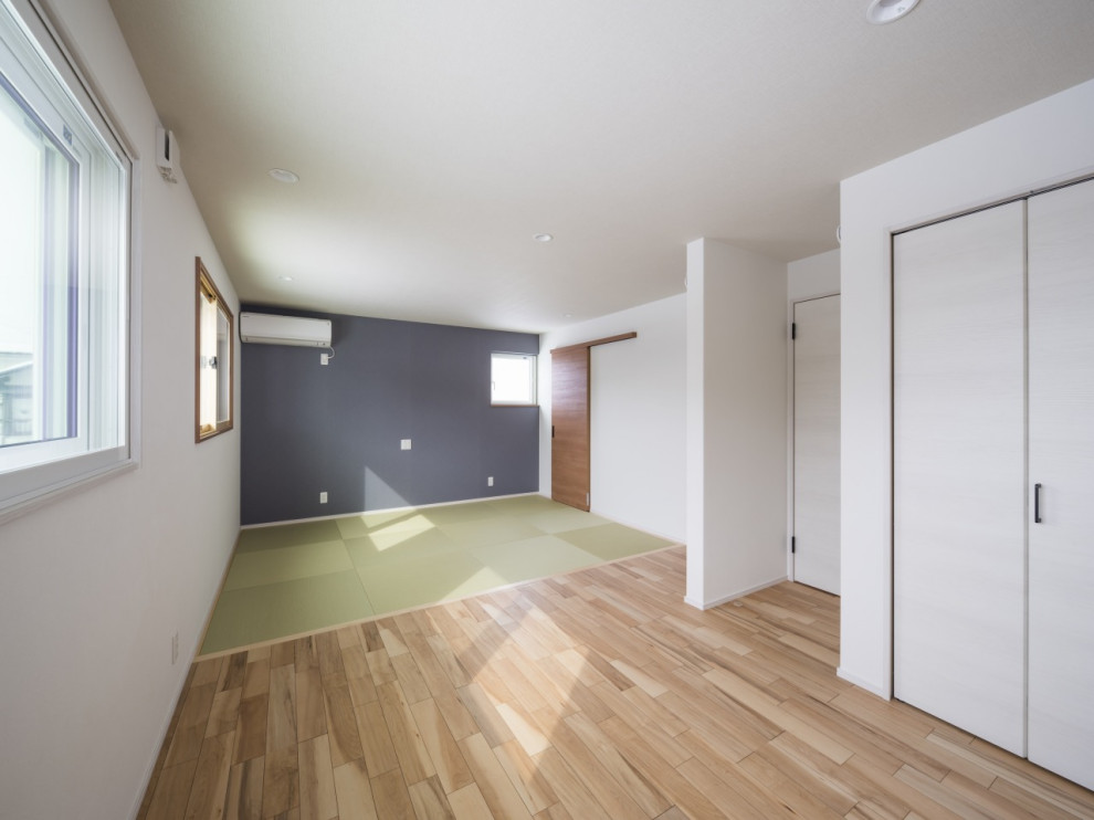 Inspiration pour une chambre parentale minimaliste de taille moyenne avec un mur gris, parquet clair, un sol marron, un plafond en papier peint et du papier peint.