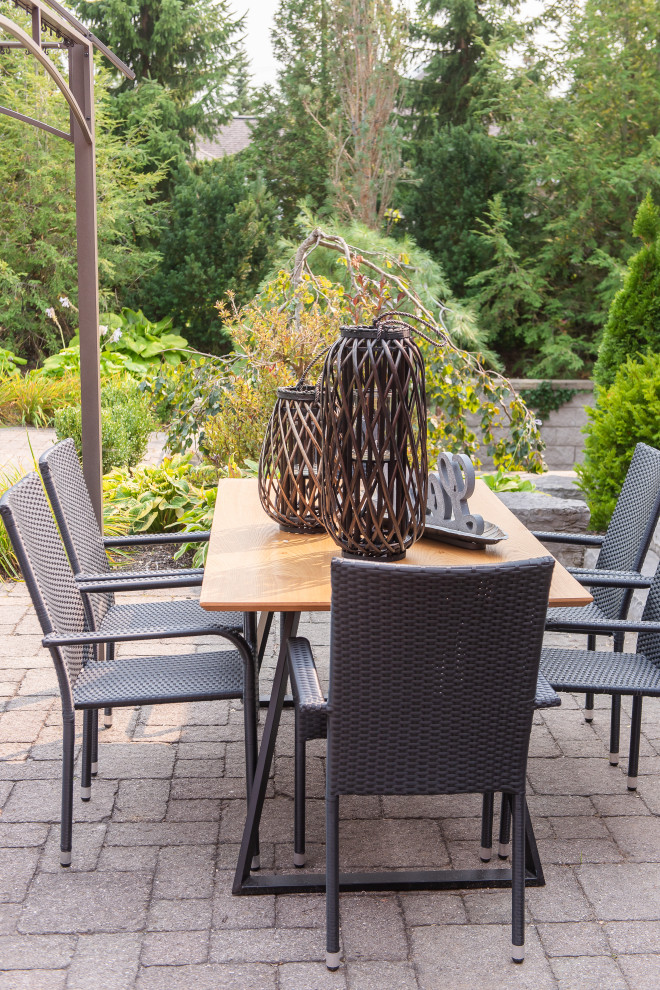 Example of a transitional home design design in Toronto