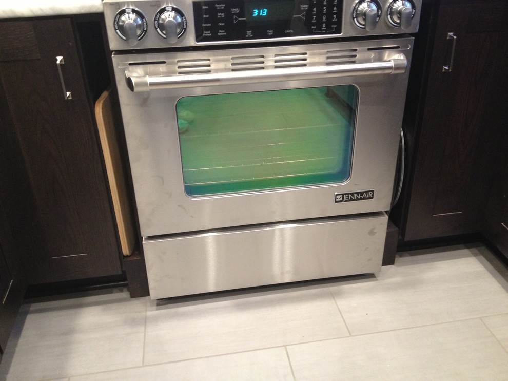 Transitional kitchen photo in Detroit