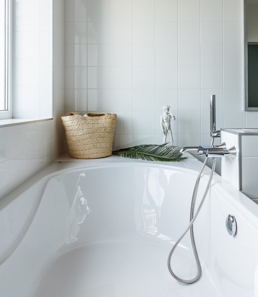 Хозяйский санузел с ванной под окном