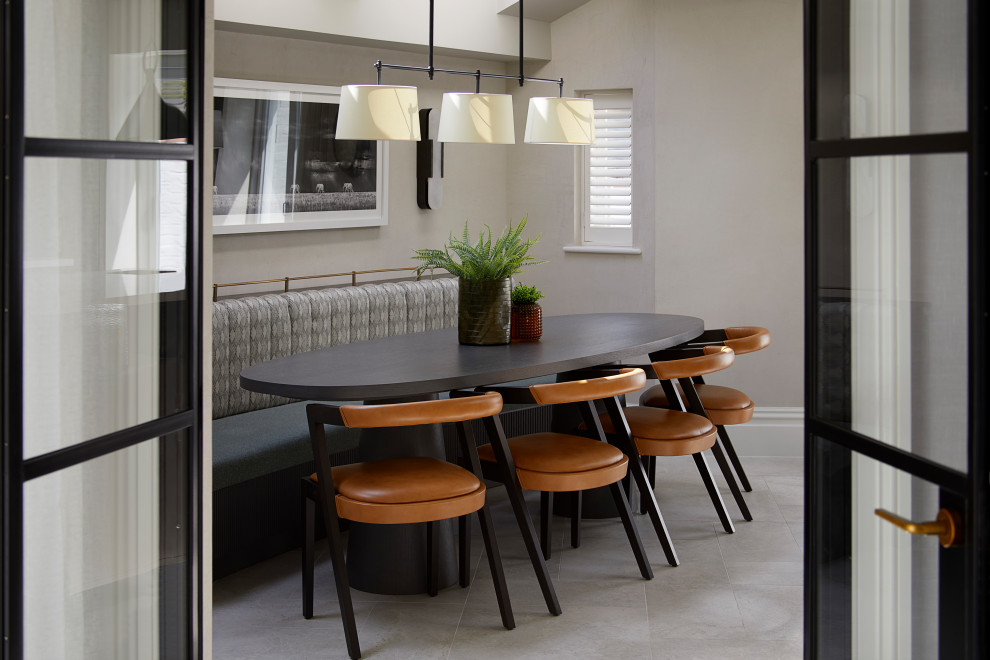 Источник вдохновения для домашнего уюта: столовая в стиле неоклассика (современная классика) с с кухонным уголком, серыми стенами и серым полом