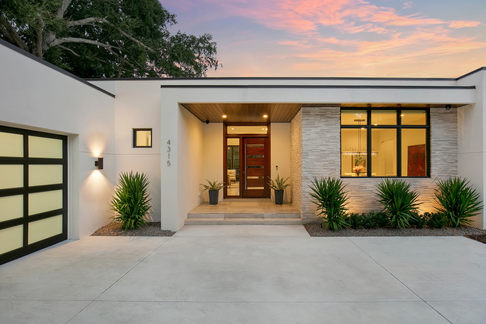 Design ideas for a mid-sized modern one-storey stucco white house exterior in Tampa with a flat roof.